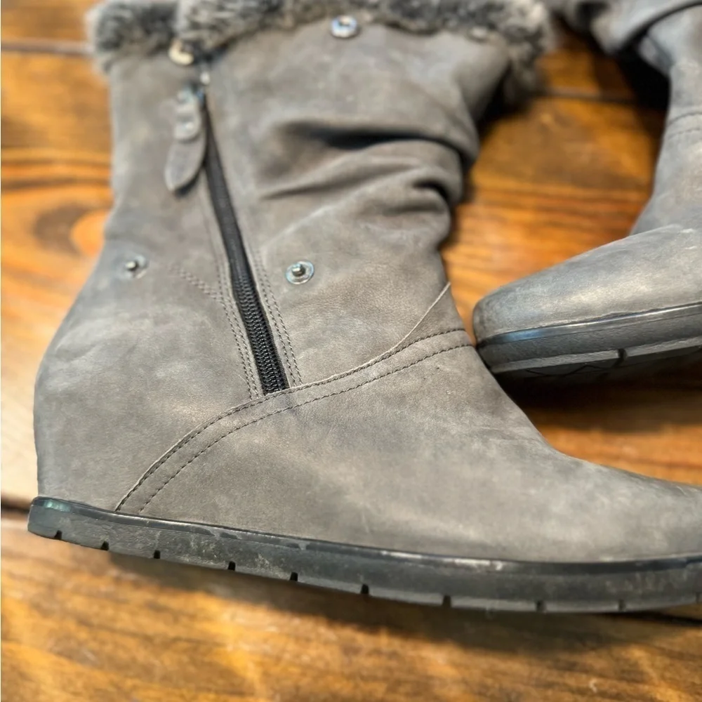 Earthies gray suede booties with faux fur & zippers.  Size 8